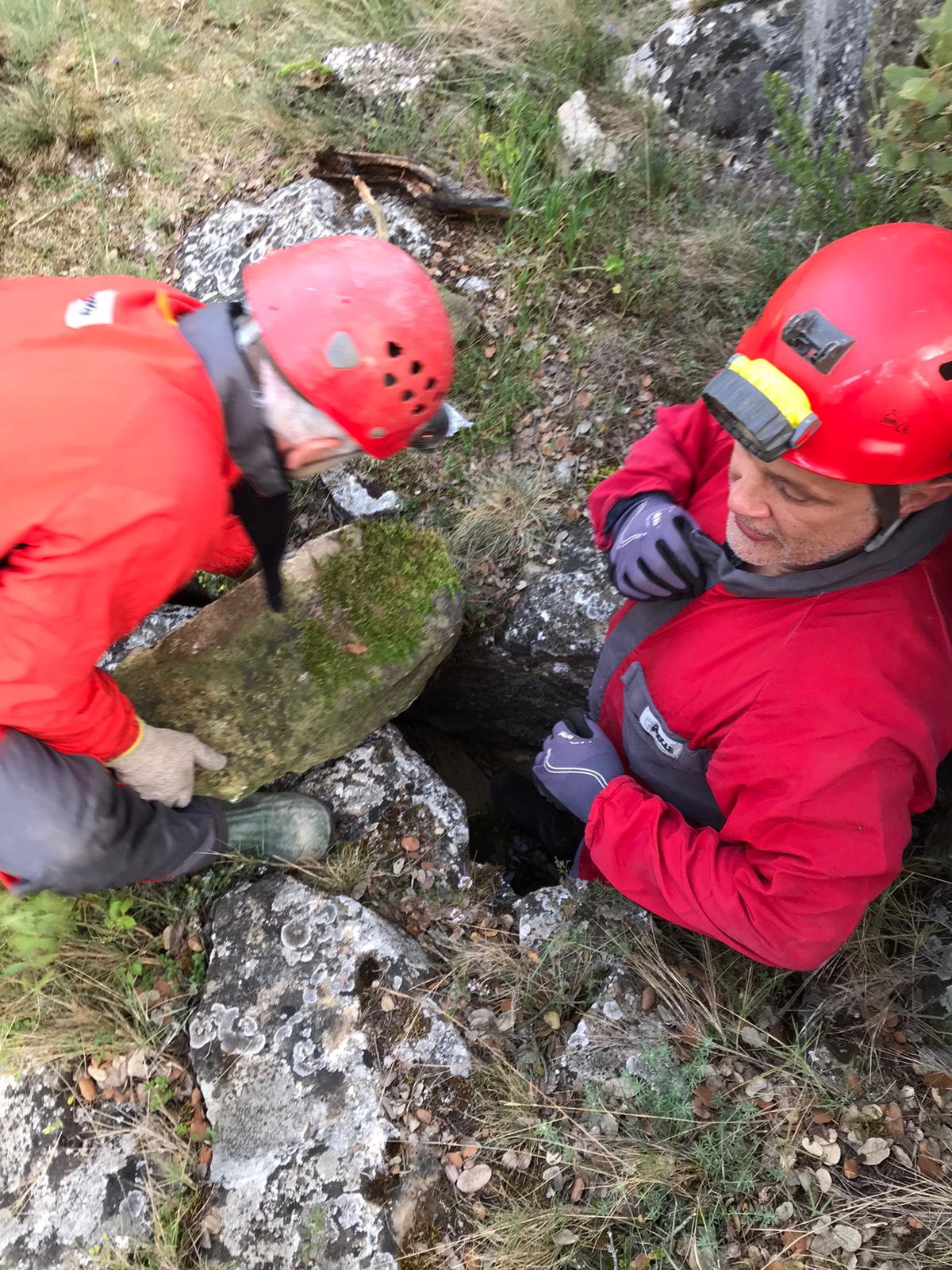 Espeleólogos y montañeros colaboraron en la limpieza de la sima de Ezkaba